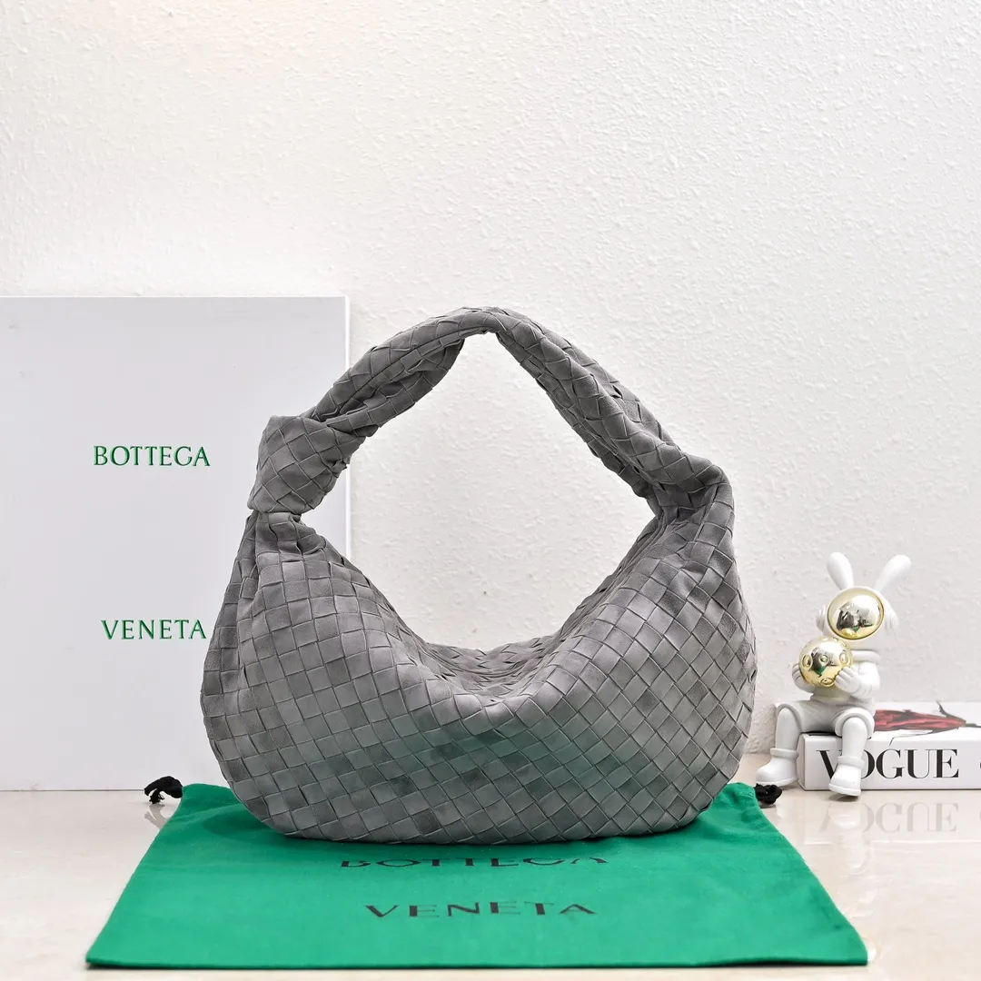 Batch 1960 #BV 𝗝𝗢𝗗𝗜𝗘# Street style’s new favorite fashionable large size 𝙟𝙤𝙙𝙞𝙚 It’s coming, it’s coming, it’s really coming! I have always thought that knitted BV is old-fashioned, until I met it - 𝙟𝙤𝙙𝙞𝙚, I realized that the original classic knitting elements and the new knot element design can be so fashionable! I have to admire Daniel Lee’s design talent! Large capacity to meet daily needs! Fashionable and versatile, it’s perfect for concave shapes, take it out to hit the streets! Size: 48*40*16 Style number: 6698
